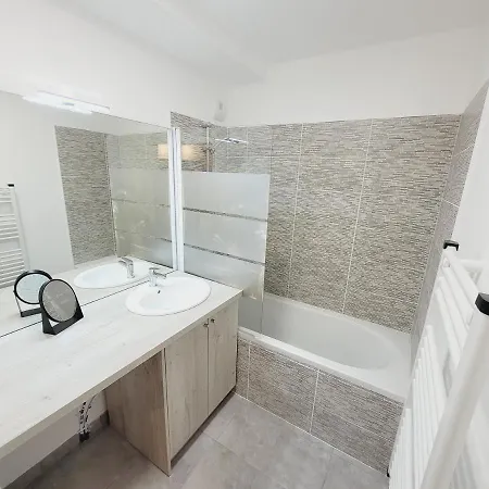 Escapade Ensoleillee Apartment *